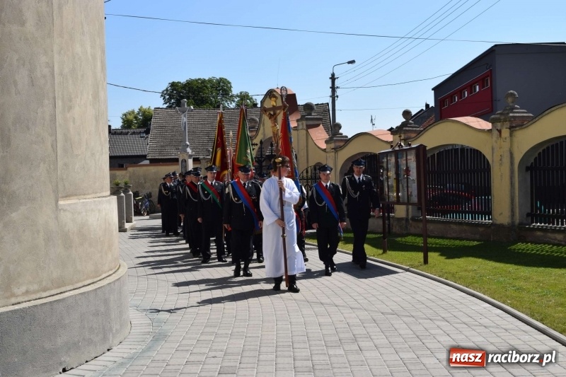 Zdjęcie w galerii na portalu naszraciborz.pl: Proboszcz z Krzanowic ubrał strażacki mundur wiadomości z regionu