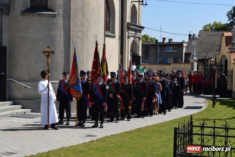 Zdjęcie w galerii na portalu naszraciborz.pl: Proboszcz z Krzanowic ubrał strażacki mundur wiadomości z regionu
