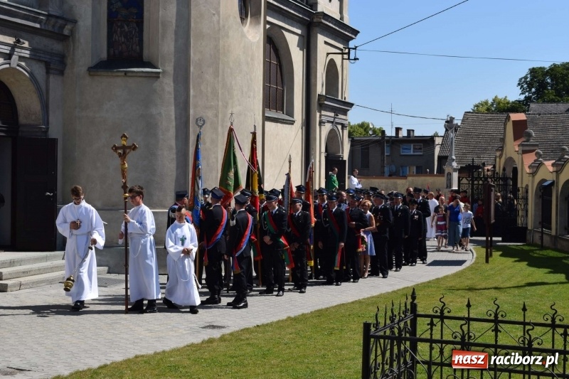Zdjęcie w galerii na portalu naszraciborz.pl: Proboszcz z Krzanowic ubrał strażacki mundur wiadomości z regionu