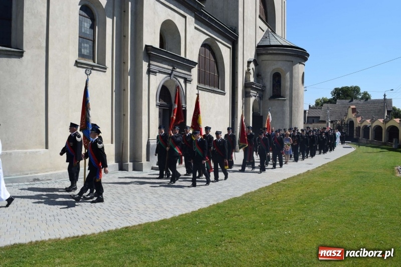 Zdjęcie w galerii na portalu naszraciborz.pl: Proboszcz z Krzanowic ubrał strażacki mundur wiadomości z regionu