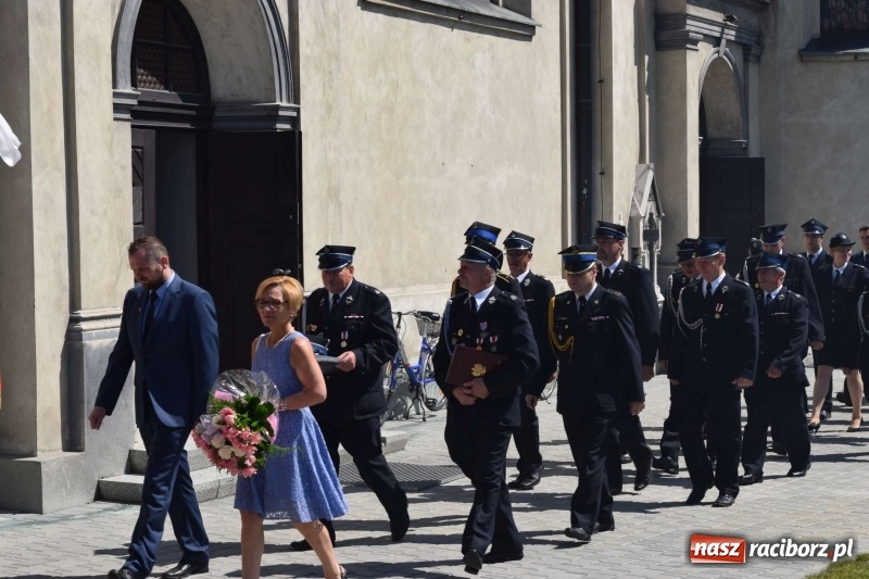 Zdjęcie w galerii na portalu naszraciborz.pl: Proboszcz z Krzanowic ubrał strażacki mundur wiadomości z regionu