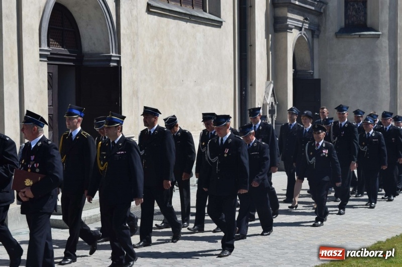 Zdjęcie w galerii na portalu naszraciborz.pl: Proboszcz z Krzanowic ubrał strażacki mundur wiadomości z regionu