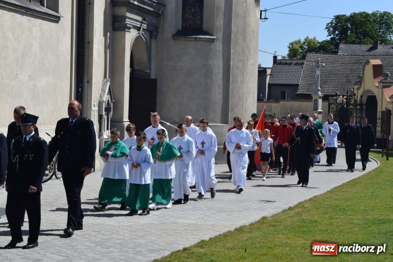 Zdjęcie w galerii na portalu naszraciborz.pl: Proboszcz z Krzanowic ubrał strażacki mundur wiadomości z regionu