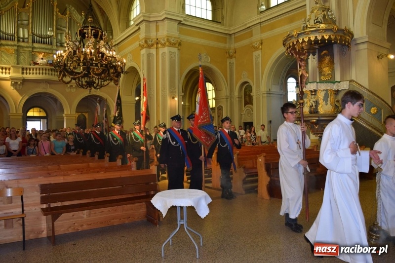 Zdjęcie w galerii na portalu naszraciborz.pl: Proboszcz z Krzanowic ubrał strażacki mundur wiadomości z regionu