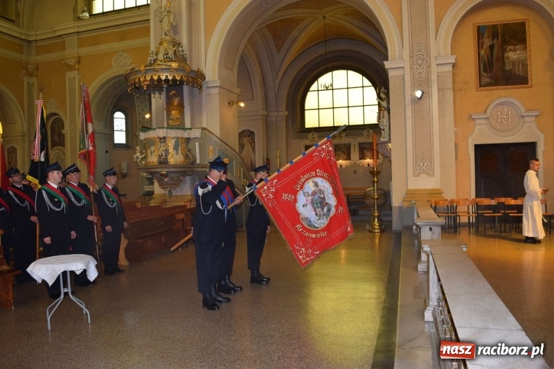 Zdjęcie w galerii na portalu naszraciborz.pl: Proboszcz z Krzanowic ubrał strażacki mundur wiadomości z regionu