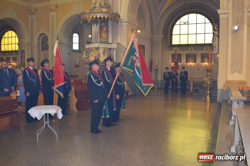 Zdjęcie w galerii na portalu naszraciborz.pl: Proboszcz z Krzanowic ubrał strażacki mundur wiadomości z regionu