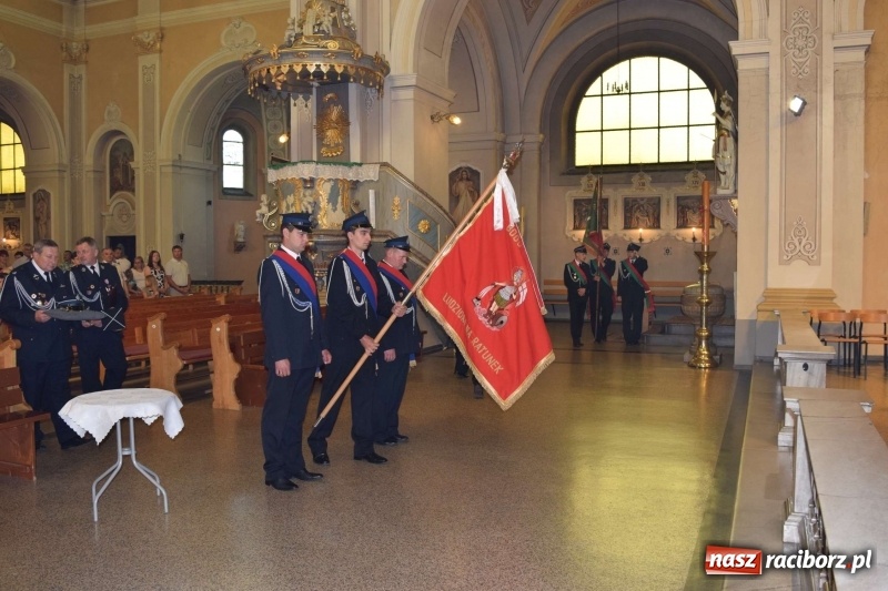 Zdjęcie w galerii na portalu naszraciborz.pl: Proboszcz z Krzanowic ubrał strażacki mundur wiadomości z regionu