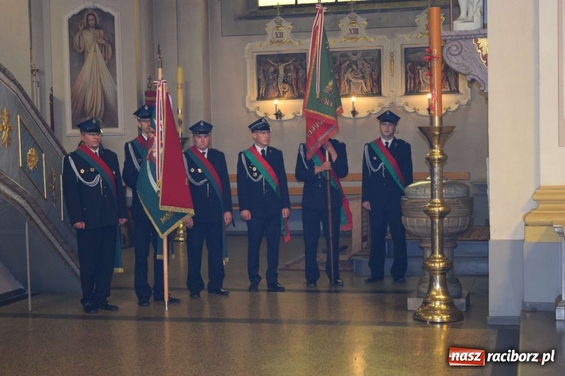 Zdjęcie w galerii na portalu naszraciborz.pl: Proboszcz z Krzanowic ubrał strażacki mundur wiadomości z regionu