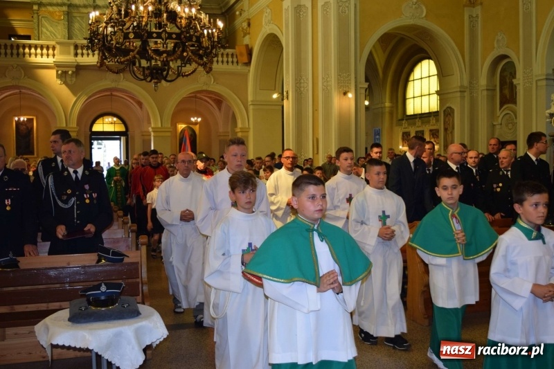 Zdjęcie w galerii na portalu naszraciborz.pl: Proboszcz z Krzanowic ubrał strażacki mundur wiadomości z regionu