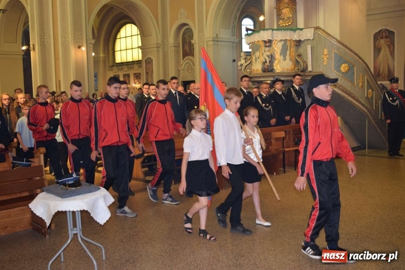 Zdjęcie w galerii na portalu naszraciborz.pl: Proboszcz z Krzanowic ubrał strażacki mundur wiadomości z regionu