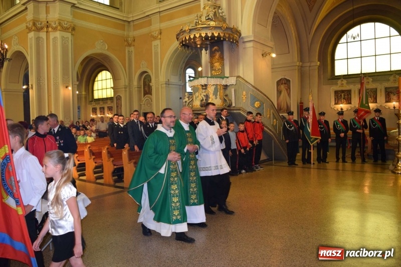 Zdjęcie w galerii na portalu naszraciborz.pl: Proboszcz z Krzanowic ubrał strażacki mundur wiadomości z regionu