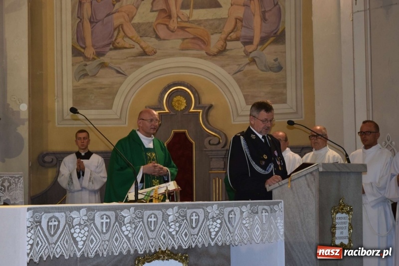 Zdjęcie w galerii na portalu naszraciborz.pl: Proboszcz z Krzanowic ubrał strażacki mundur wiadomości z regionu