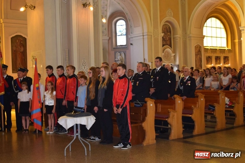 Zdjęcie w galerii na portalu naszraciborz.pl: Proboszcz z Krzanowic ubrał strażacki mundur wiadomości z regionu