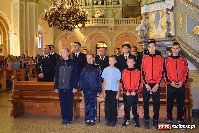 Zdjęcie w galerii na portalu naszraciborz.pl: Proboszcz z Krzanowic ubrał strażacki mundur wiadomości z regionu