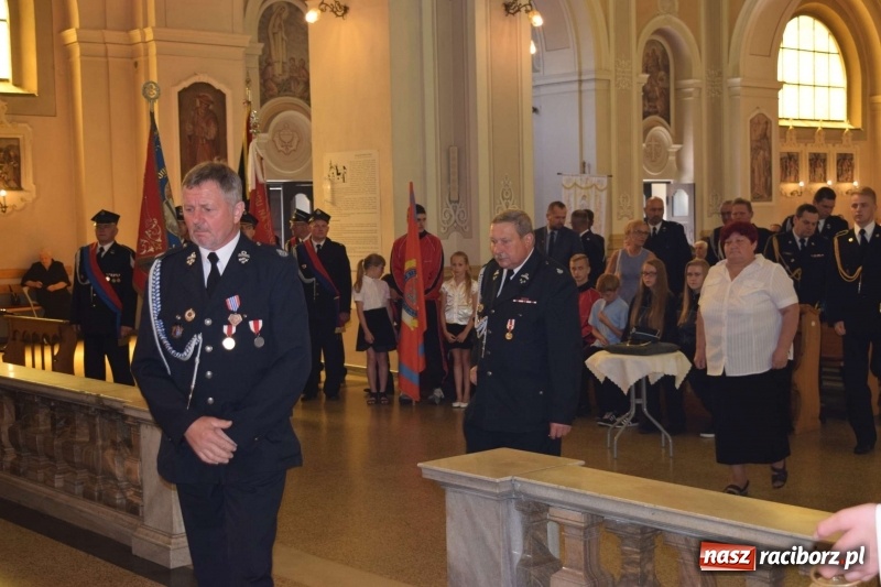 Zdjęcie w galerii na portalu naszraciborz.pl: Proboszcz z Krzanowic ubrał strażacki mundur wiadomości z regionu