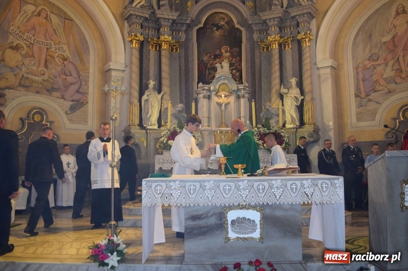 Zdjęcie w galerii na portalu naszraciborz.pl: Proboszcz z Krzanowic ubrał strażacki mundur wiadomości z regionu