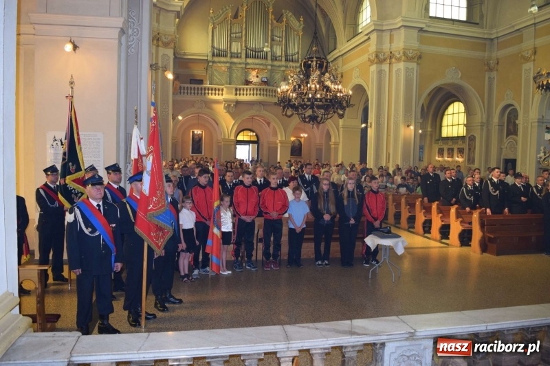 Zdjęcie w galerii na portalu naszraciborz.pl: Proboszcz z Krzanowic ubrał strażacki mundur wiadomości z regionu