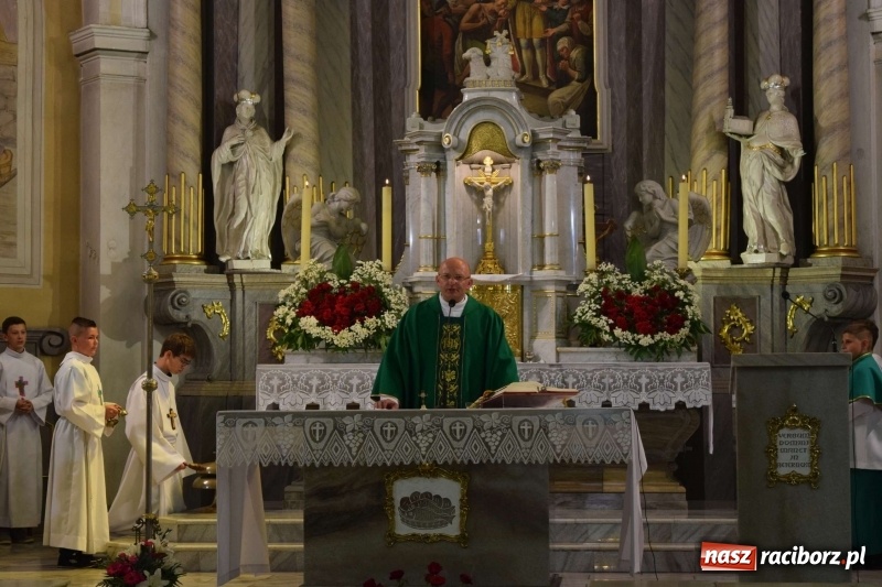 Zdjęcie w galerii na portalu naszraciborz.pl: Proboszcz z Krzanowic ubrał strażacki mundur wiadomości z regionu