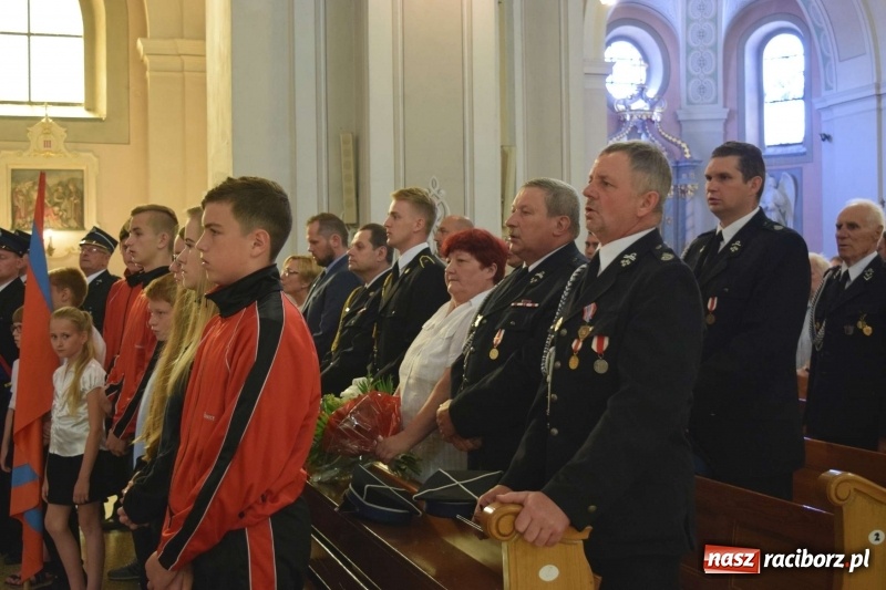 Zdjęcie w galerii na portalu naszraciborz.pl: Proboszcz z Krzanowic ubrał strażacki mundur wiadomości z regionu
