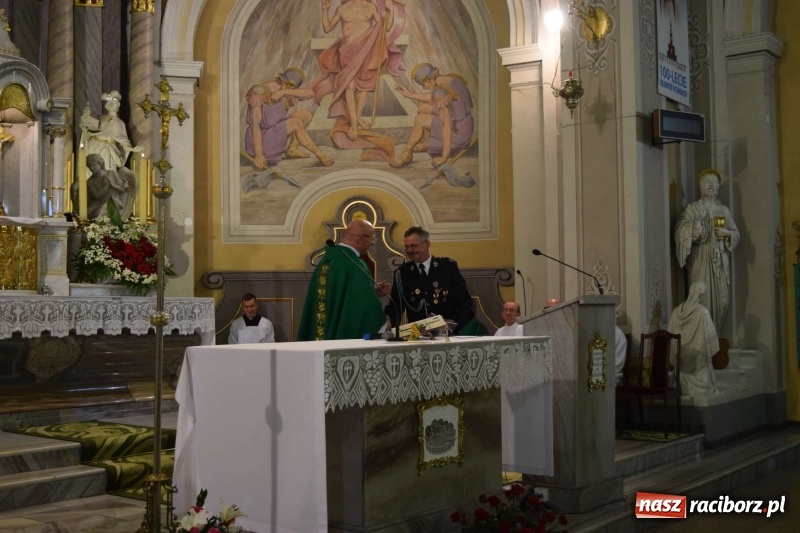 Zdjęcie w galerii na portalu naszraciborz.pl: Proboszcz z Krzanowic ubrał strażacki mundur wiadomości z regionu