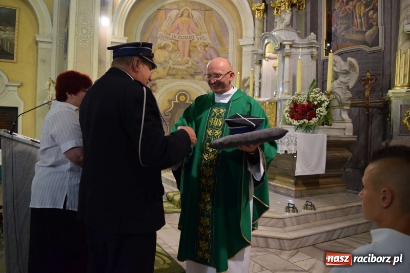 Zdjęcie w galerii na portalu naszraciborz.pl: Proboszcz z Krzanowic ubrał strażacki mundur wiadomości z regionu