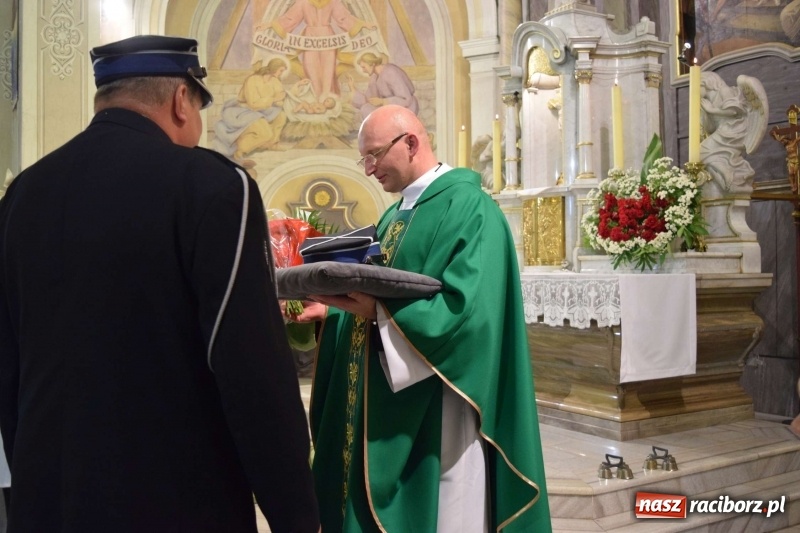 Zdjęcie w galerii na portalu naszraciborz.pl: Proboszcz z Krzanowic ubrał strażacki mundur wiadomości z regionu