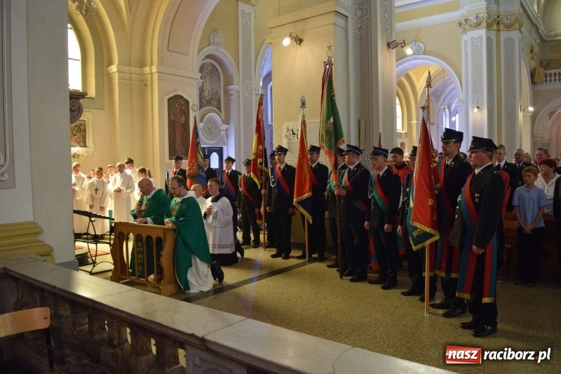 Zdjęcie w galerii na portalu naszraciborz.pl: Proboszcz z Krzanowic ubrał strażacki mundur wiadomości z regionu