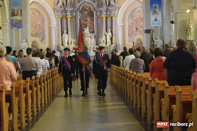 Zdjęcie w galerii na portalu naszraciborz.pl: Proboszcz z Krzanowic ubrał strażacki mundur wiadomości z regionu