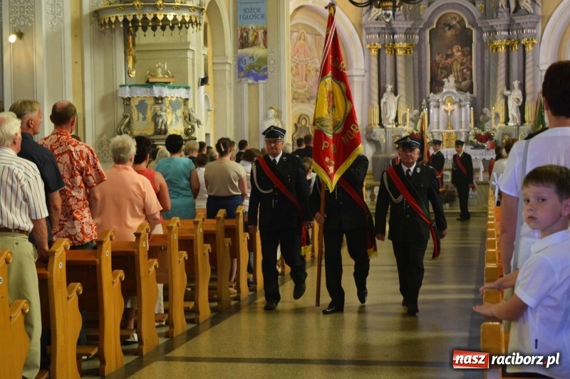 Zdjęcie w galerii na portalu naszraciborz.pl: Proboszcz z Krzanowic ubrał strażacki mundur wiadomości z regionu