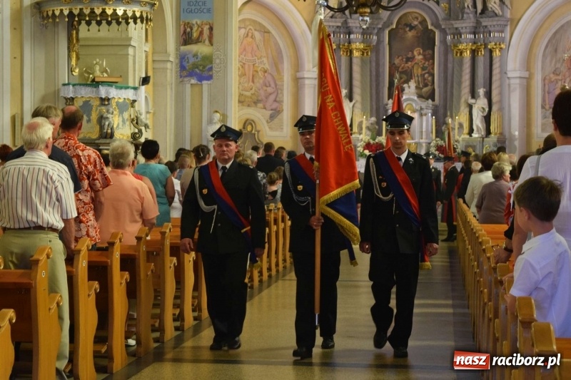 Zdjęcie w galerii na portalu naszraciborz.pl: Proboszcz z Krzanowic ubrał strażacki mundur wiadomości z regionu