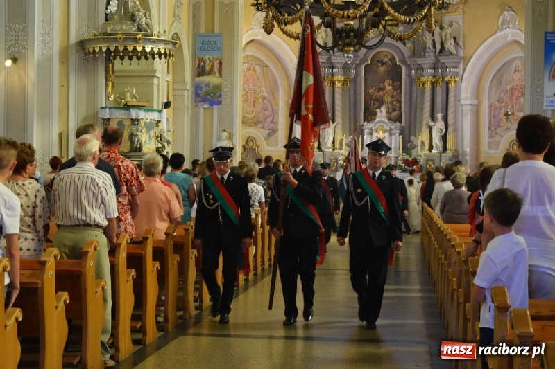 Zdjęcie w galerii na portalu naszraciborz.pl: Proboszcz z Krzanowic ubrał strażacki mundur wiadomości z regionu
