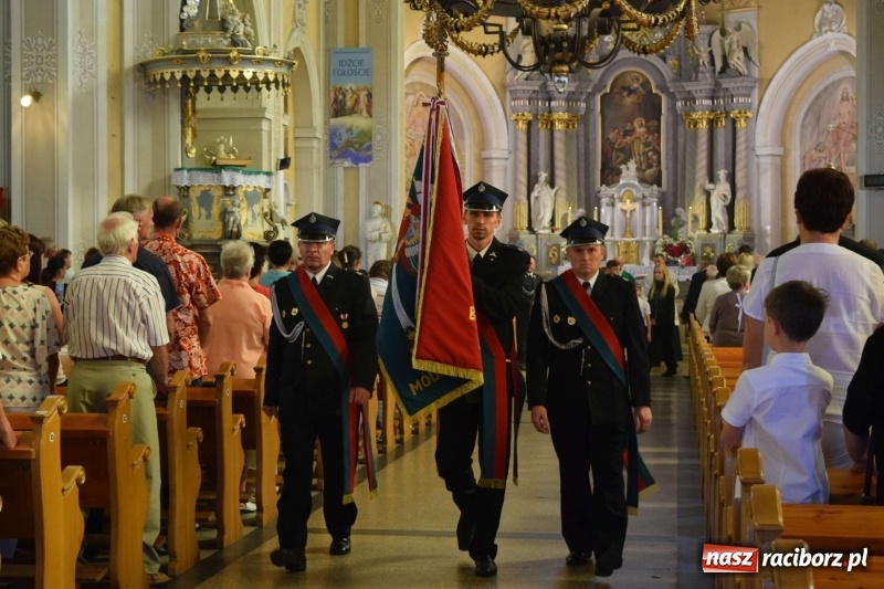 Zdjęcie w galerii na portalu naszraciborz.pl: Proboszcz z Krzanowic ubrał strażacki mundur wiadomości z regionu