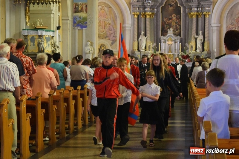 Zdjęcie w galerii na portalu naszraciborz.pl: Proboszcz z Krzanowic ubrał strażacki mundur wiadomości z regionu