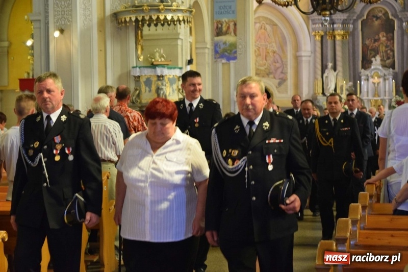 Zdjęcie w galerii na portalu naszraciborz.pl: Proboszcz z Krzanowic ubrał strażacki mundur wiadomości z regionu