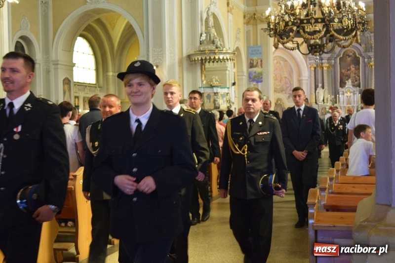 Zdjęcie w galerii na portalu naszraciborz.pl: Proboszcz z Krzanowic ubrał strażacki mundur wiadomości z regionu