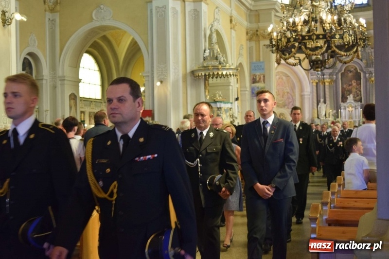 Zdjęcie w galerii na portalu naszraciborz.pl: Proboszcz z Krzanowic ubrał strażacki mundur wiadomości z regionu