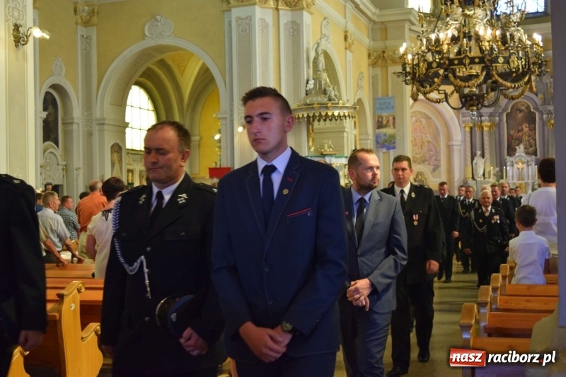 Zdjęcie w galerii na portalu naszraciborz.pl: Proboszcz z Krzanowic ubrał strażacki mundur wiadomości z regionu