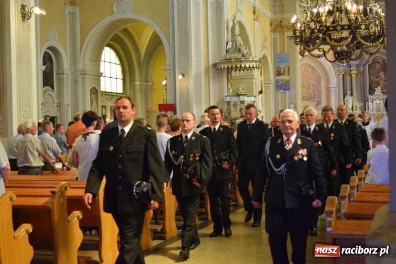 Zdjęcie w galerii na portalu naszraciborz.pl: Proboszcz z Krzanowic ubrał strażacki mundur wiadomości z regionu