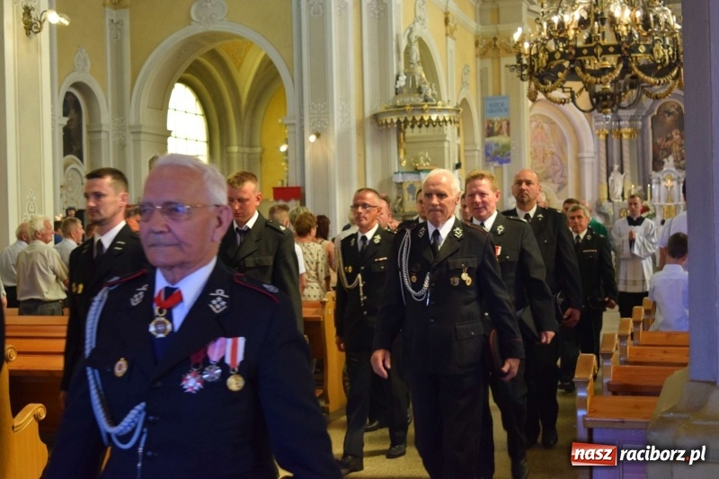 Zdjęcie w galerii na portalu naszraciborz.pl: Proboszcz z Krzanowic ubrał strażacki mundur wiadomości z regionu