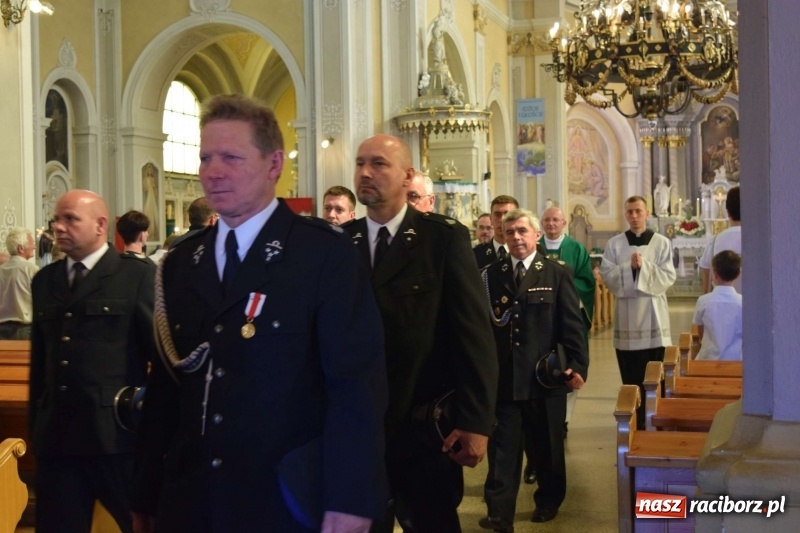 Zdjęcie w galerii na portalu naszraciborz.pl: Proboszcz z Krzanowic ubrał strażacki mundur wiadomości z regionu