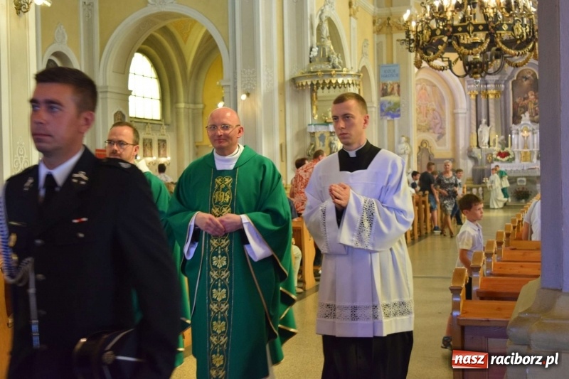 Zdjęcie w galerii na portalu naszraciborz.pl: Proboszcz z Krzanowic ubrał strażacki mundur wiadomości z regionu