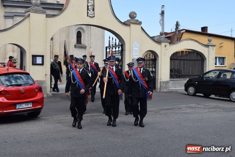 Zdjęcie w galerii na portalu naszraciborz.pl: Proboszcz z Krzanowic ubrał strażacki mundur wiadomości z regionu