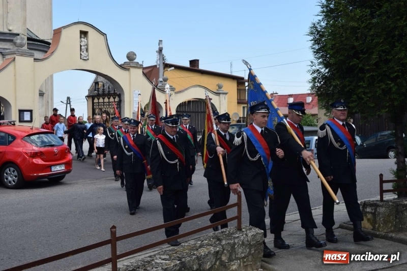 Zdjęcie w galerii na portalu naszraciborz.pl: Proboszcz z Krzanowic ubrał strażacki mundur wiadomości z regionu