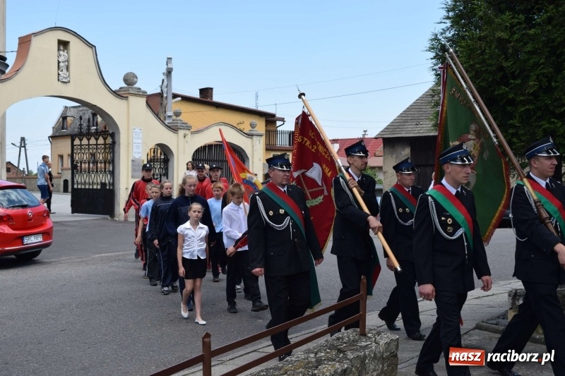 Zdjęcie w galerii na portalu naszraciborz.pl: Proboszcz z Krzanowic ubrał strażacki mundur wiadomości z regionu