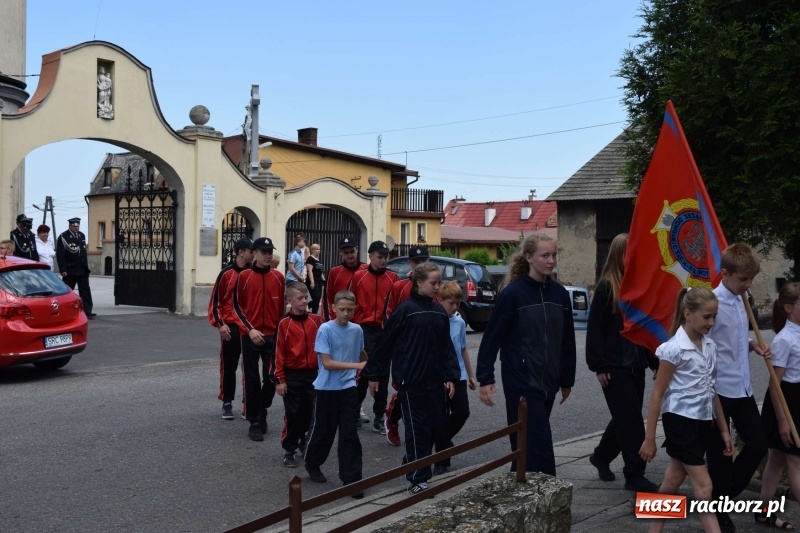 Zdjęcie w galerii na portalu naszraciborz.pl: Proboszcz z Krzanowic ubrał strażacki mundur wiadomości z regionu