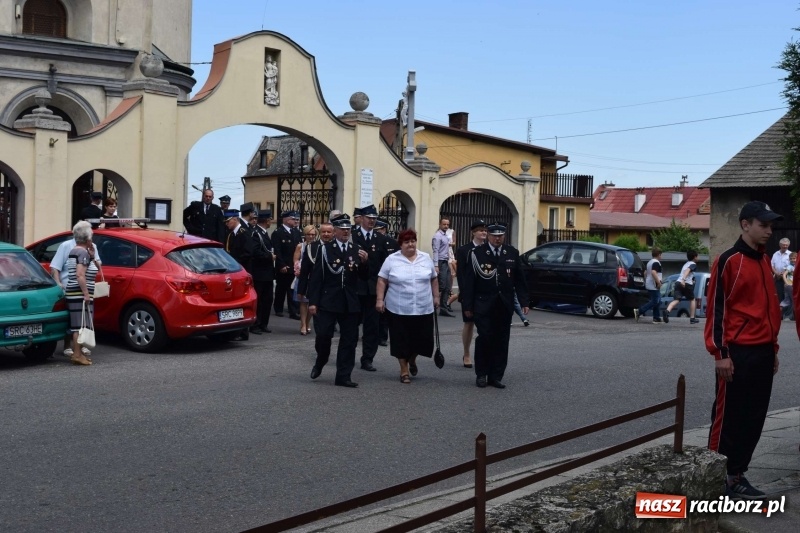 Zdjęcie w galerii na portalu naszraciborz.pl: Proboszcz z Krzanowic ubrał strażacki mundur wiadomości z regionu