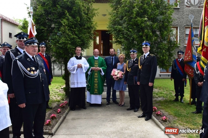 Zdjęcie w galerii na portalu naszraciborz.pl: Proboszcz z Krzanowic ubrał strażacki mundur wiadomości z regionu