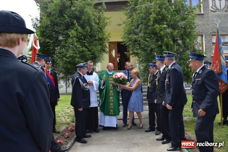 Zdjęcie w galerii na portalu naszraciborz.pl: Proboszcz z Krzanowic ubrał strażacki mundur wiadomości z regionu
