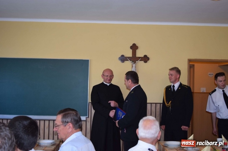 Zdjęcie w galerii na portalu naszraciborz.pl: Proboszcz z Krzanowic ubrał strażacki mundur wiadomości z regionu