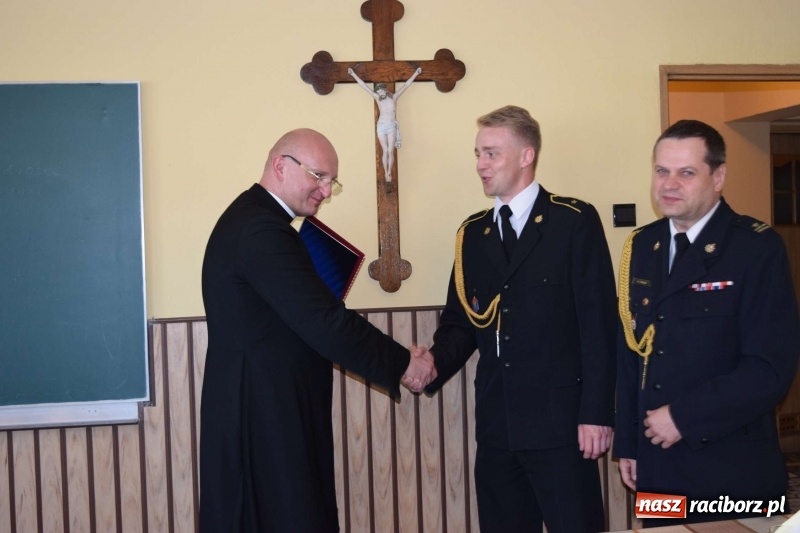 Zdjęcie w galerii na portalu naszraciborz.pl: Proboszcz z Krzanowic ubrał strażacki mundur wiadomości z regionu